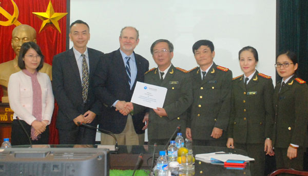 Trao 15.000 USD tặng Quỹ Dũng cảm bảo vệ an ninh Tổ quốc