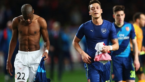 Mesut Ozil bị chỉ trích vì ‘đổi áo đấu’