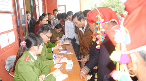 Đến bản làng cấp chứng minh nhân dân