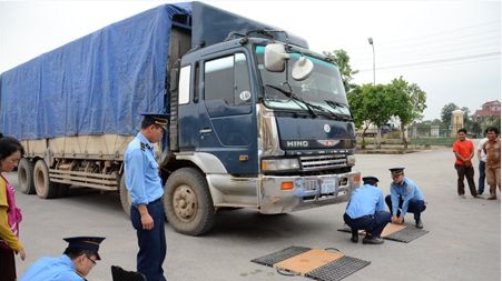 Xe chở hàng quá tải trên 200%, hất tung thanh tra giao thông lên nắp capô