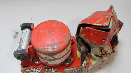 Vụ rơi máy bay ở Pháp: Một phi công bị nhốt ngoài khoang lái