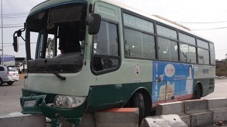 Xe buýt tông xe khách, hàng chục hành khách hoảng hồn