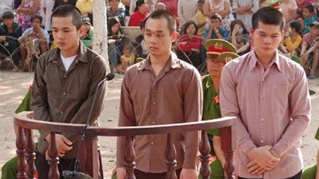 Giết người chỉ vì chê roi điện rởm