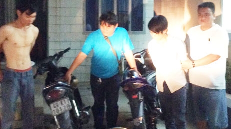 Hai tên trộm xe ở bệnh viện dùng chiêu tráo biển số giả