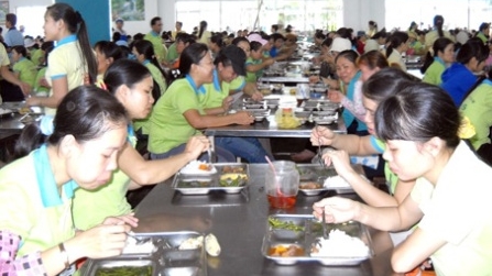 Đổi chủ bếp ăn khiến công nhân ngộ độc tập thể