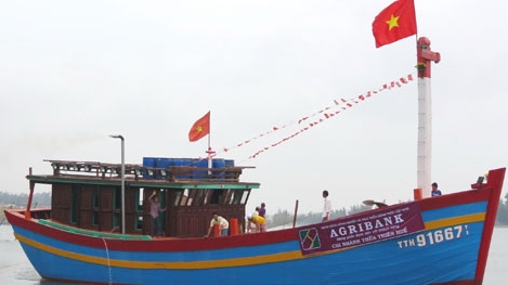 Hạ thủy tàu cá vỏ gỗ 700CV đầu tiên đóng theo Nghị định 67