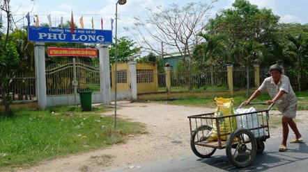 Nữ sinh bị đánh, kiểm điểm Hiệu trưởng