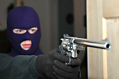 Đột nhập ngân hàng, dùng dao khống chế Giám đốc để cướp