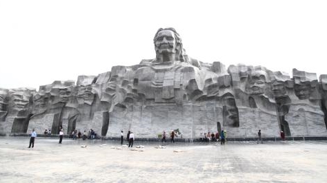 Khắc phục xong sự cố bong tróc nền gạch Tượng đài Mẹ Việt Nam Anh hùng