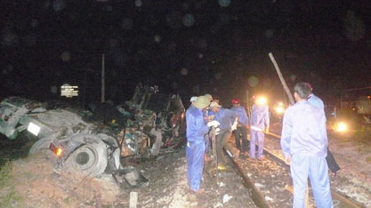 Khởi tố vụ án ‘tàu hỏa đâm ô tô chở đá làm 6 người thương vong’