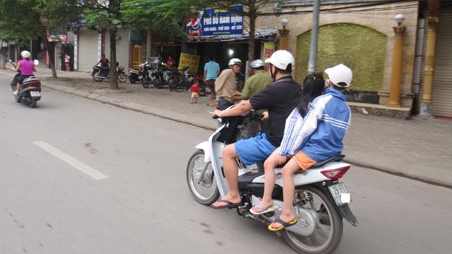 Trước giờ 'G' cao điểm xử lý hành vi không đội mũ bảo hiểm cho trẻ: Vi phạm vẫn phổ biến