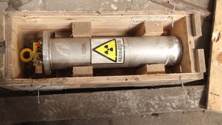 Có khả năng thiết bị chứa nguồn phóng xạ đã bị đục để lấy chì