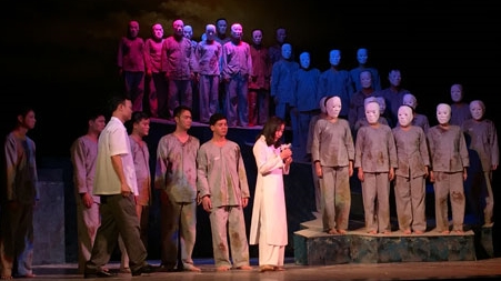 Công diễn vở kịch 'Người tù trao áo' của Đoàn Kịch CAND