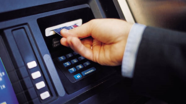 Mất tiền vì nhờ người lạ kiểm tra tài khoản ATM