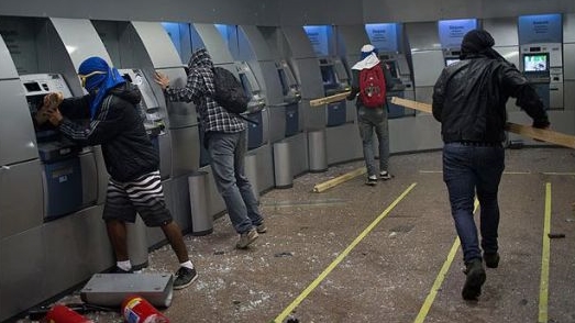 Di lý 4 nghi can người nước ngoài phá trụ ATM trộm tiền tỷ về Khánh Hòa