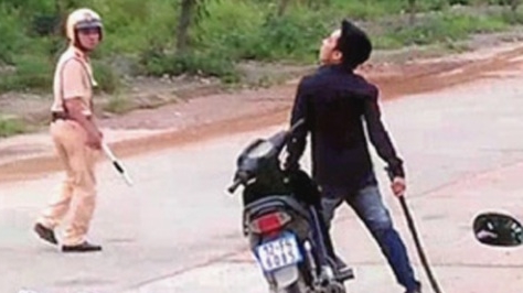 Tạm giữ hai anh em ruột định đốt xe máy, đánh Công an