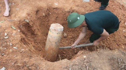 Quả bom phát lộ ven đường, cả xóm lo
