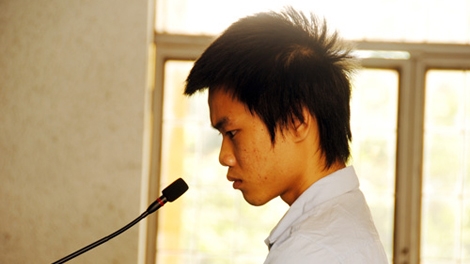 Hai lần về nhà lấy dao để truy sát hàng xóm