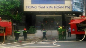 Cháy lớn tại tiệm  vàng của PNJ