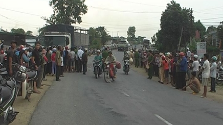 Đâm vào xe tải, 2 cha con tử nạn