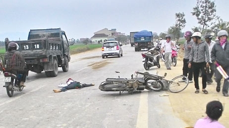 Tai nạn liên hoàn giữa ba phương tiện, người đàn ông chết thảm