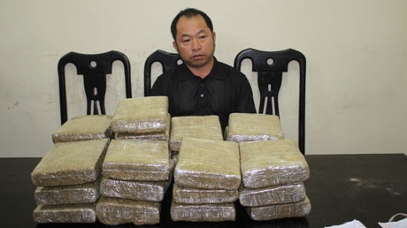 Vận chuyển trái phép 25 bánh cần sa từ Lào