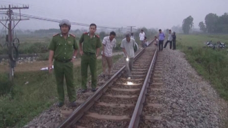 Tàu hỏa cán chết người đi chích cá