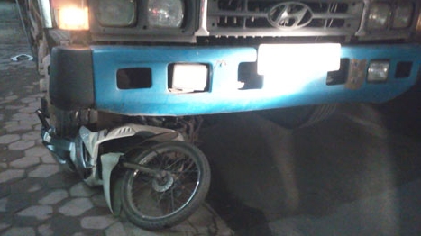 Tai nạn liên hoàn, xe máy cuốn vào gầm xe tải