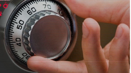 Thấy chị đi vắng, mở két sắt trộm tiền