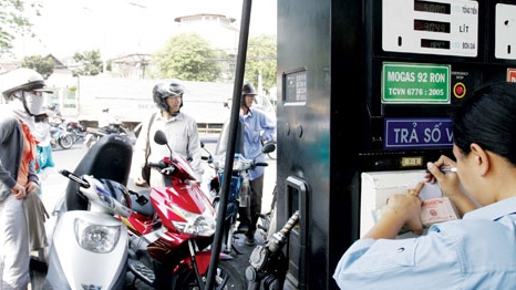 Xăng dầu lại đối mặt nguy cơ tăng giá