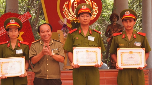 Công an tỉnh Bình Dương: Tặng giấy khen 6 sinh viên Cảnh sát có thành tích xuất sắc