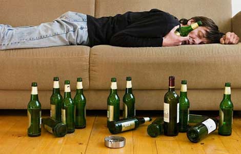 Kỷ luật nghiêm cán bộ hút thuốc lá, uống rượu bia trong giờ hành chính