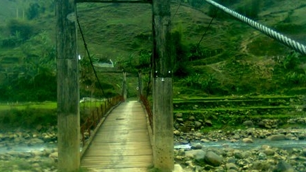 200 người dân ở Trạm Tấu mòn mỏi mong có cầu