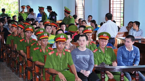 Xử 52 bị cáo trong vụ truy sát chủ quán karaoke