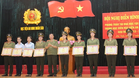 Tuyên dương 6 tập thể, 10 cá nhân điển hình học tập, rèn luyện tốt