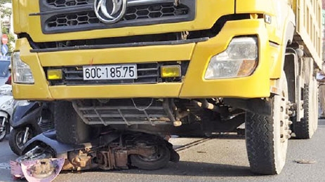 Va chạm với xe ben, một phụ nữ bị kéo lê tử vong