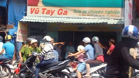 Đến mở cửa, hốt hoảng phát hiện nhân viên chết từ nửa đêm