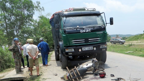 Vừa vượt dốc, nam thanh niên bị xe tải đâm tử vong