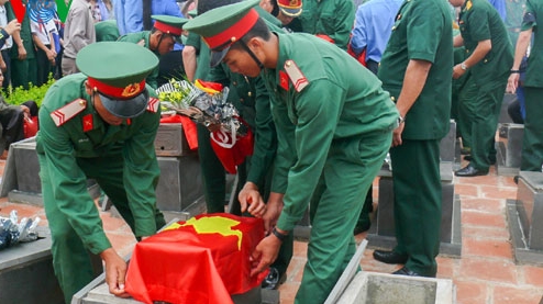 Truy điệu, an táng hài cốt liệt sỹ quân tình nguyện và chuyên gia Việt Nam