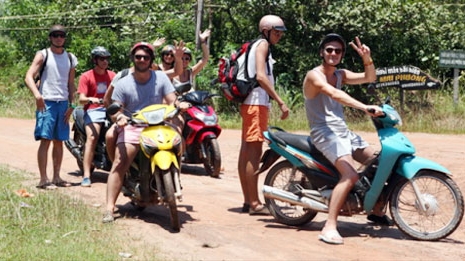 Linh động gia hạn tạm trú cho du khách đến Việt Nam