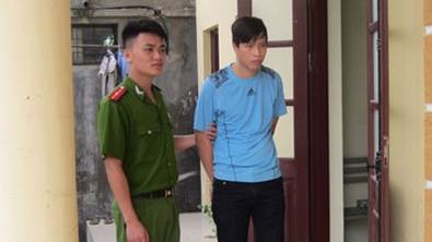 Kẻ tham gia ‘hiếp bạn gái quen qua mạng’ ra đầu thú