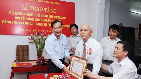 Trao Huy hiệu 70 năm tuổi Đảng tặng người cựu du kích Ba Tơ