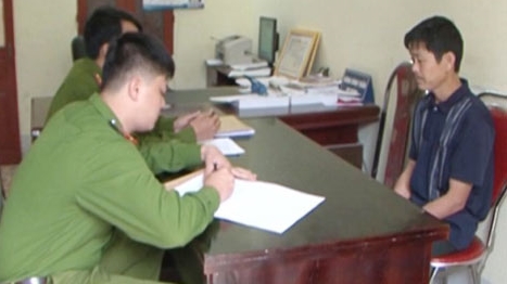 Mâu thuẫn gia đình, ném lựu đạn vào nhà bố đẻ và anh ruột