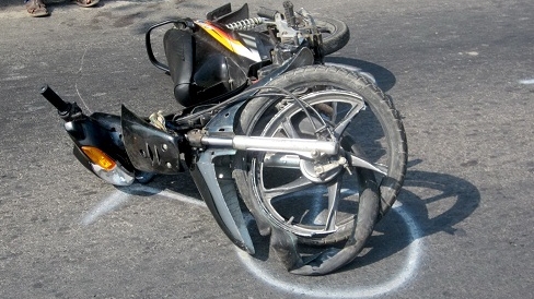 Tông gẫy 3 cột báo hiệu, nam thanh niên nguy kịch