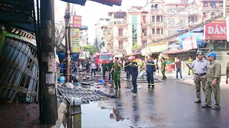 Khẩn trương điều tra vụ cháy khiến chồng tử vong, vợ và hai con nhập viện