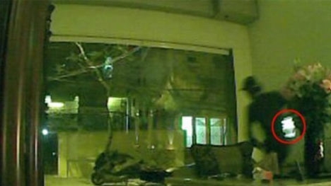 Xông vào nhà cướp laptop