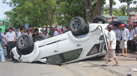 Phóng với tốc độ cao, ô tô đâm vào cột điện rồi 'chổng vó lên trời'