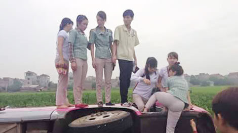 Lật xe ô tô, 30 công nhân thoát nạn