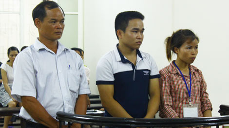 Ba người trong gia đình ra tòa vì chống người thi hành công vụ