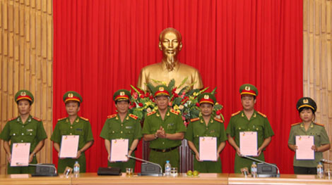 Khen thưởng các đơn vị phá ổ nhóm người Trung Quốc lừa đảo qua Internet